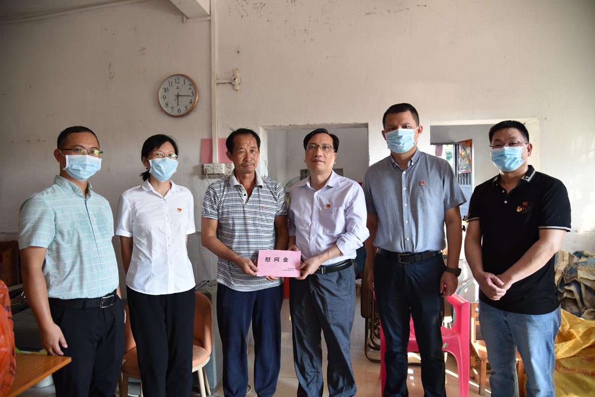 广东尊龙凯时集团会同江门市委政研室 赴开平市金鸡镇开展“七一”扶贫慰问